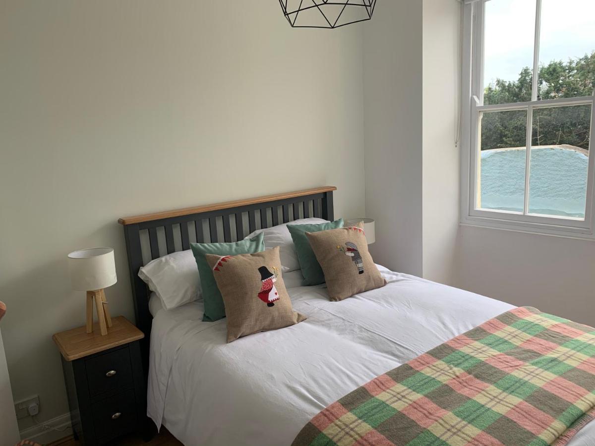 Beautiful Flat With Harbour Views Tenby Exterior photo